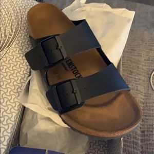 Size 38 Arizona Birkenstock’s black leather